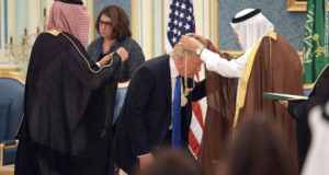 trump bows down to saudi king